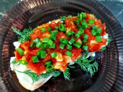 Брускетта с помидорами черри и сыром