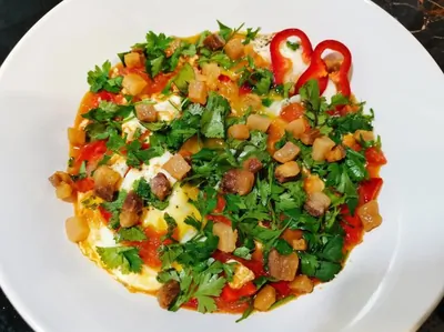 Яичница с салом и овощами