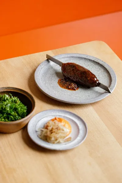 Кебаб с мухаммарой и салатом из кейла