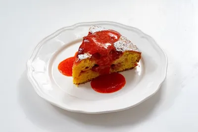 Шарлотка с клубникой