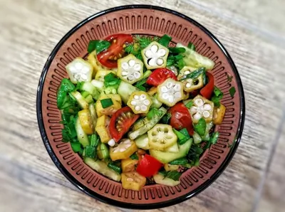 Салат из маринованной бамии