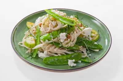 Пшеничная лапша с кабачками и фетой