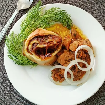 Штрудели с курицей, морковью и луком, запеченные в духовке