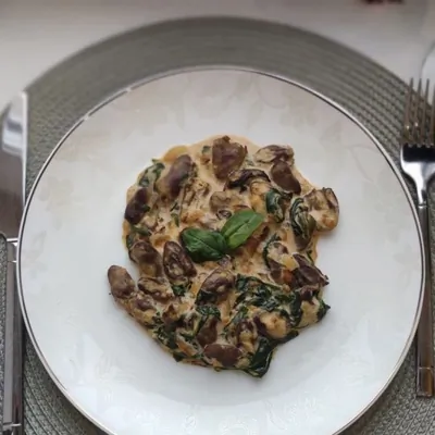 Куриные сердечки со шпинатом в сливочном соусе