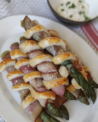 Спаржа в беконе и слоеном тесте