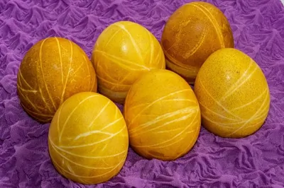 Яйца, крашенные в куркуме