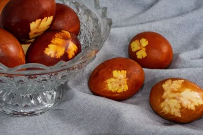 Яйца в луковой шелухе