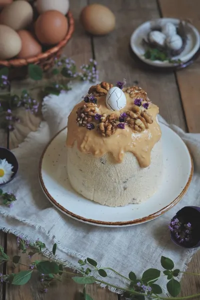 Пасха с вареной сгущенкой и грецкими орехами