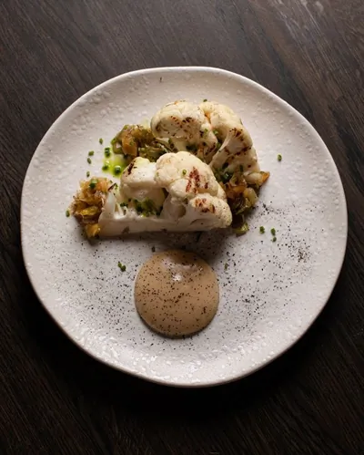 Цветная капуста с соусом мисо и карамельным пореем