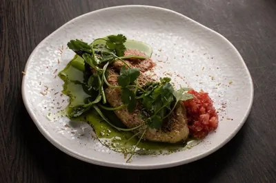 Баклажан с сыром из кешью и томатной сальсой