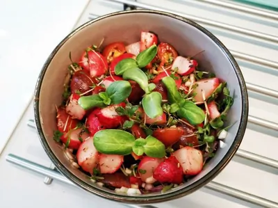 Теплый салат с запеченным редисом