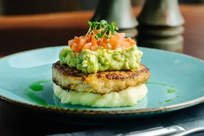 Сочные котлеты из трески с картофельным пюре и авокадо