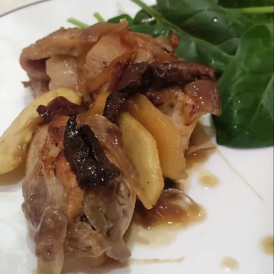 Кролик с яблоками и черносливом в горчично-медовом соусе