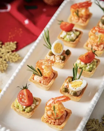 Тарталетки с тунцом, кремом из креветки и авокадо