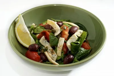 Жаренные с чесноком и маслинами кальмары