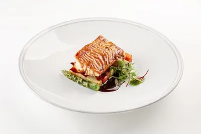 Жареная мурманская треска с картофелем и спаржей