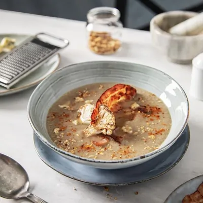 Суп-пюре из цветной капусты и шампиньонов с сыром дорблю и беконом