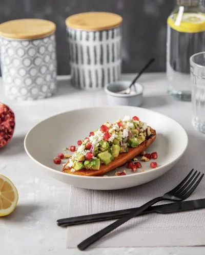 Батат с авокадо, фетой, грецким орехом и гранатом