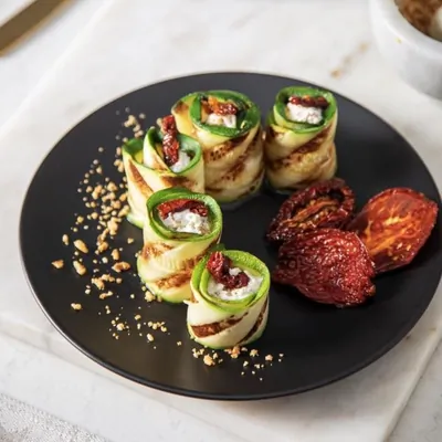 Роллы из цукини с рикоттой и кедровым орехом