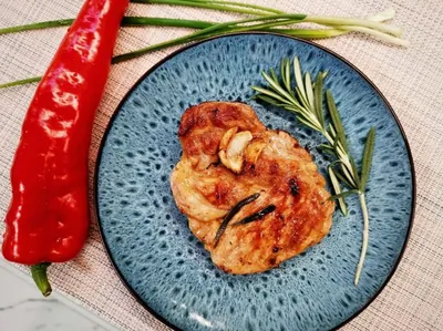 Стейк из свиной шеи на сковороде гриль