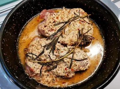 Свиной стейк, запеченный в маринаде из хрена