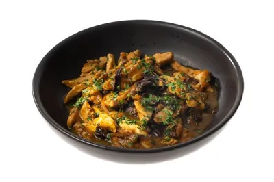 Тушеная курица с черносливом