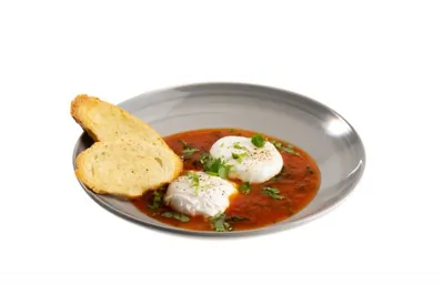 Яйца пашот с томатным соусом и кинзой