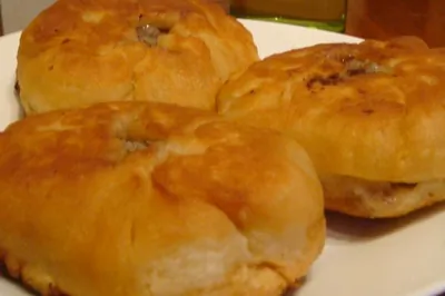 Беляши с салатом из бакинских помидоров, сладкого лука и наршараба