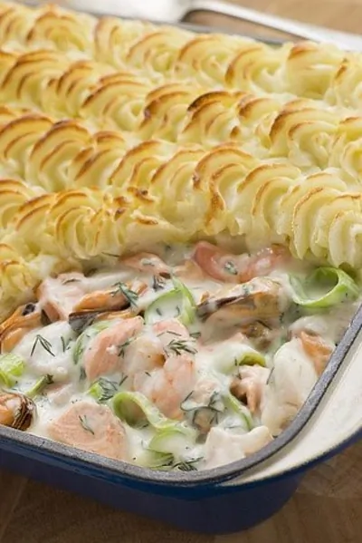 Рыбный пирог с креветками и картофельном пюре