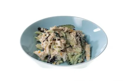 Салат с курицей, огурцом и черносливом