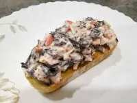 Брускетта с крабовым мясом