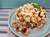 Салат с кукурузой и сухариками