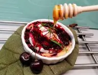 Сыр бри с черешней и медом