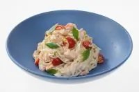 Пшеничная лапша с лососем и сливочным сыром