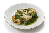 Стейки из цветной капусты с соусом чимичурри