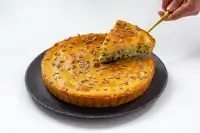 Заливной пирог с яйцом и зеленым луком