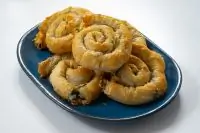 Улитки из теста фило с томатами и оливками