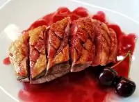 Утка конфи с соусом из черешни