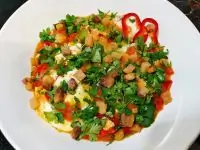 Яичница с салом и овощами
