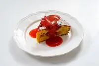 Шарлотка с клубникой