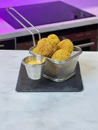 Куриные пончики во фритюре с соусом карри-майо