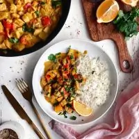 Курица с ананасами в соусе карри