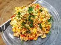 Яичница с сыром сулугуни