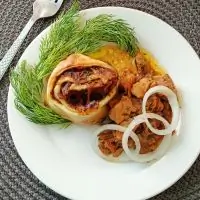 Штрудели с курицей, морковью и луком, запеченные в духовке