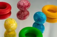 Крашеные яйца в рисе