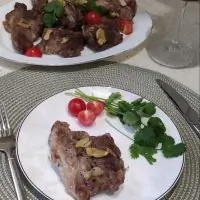 Свинина сочная с чесноком в пергаменте