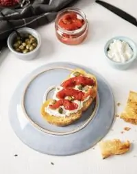 Брускетта с кремом из рикотты и феты с печеным перцем