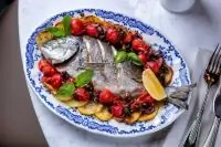 Дорада по-сицилийски с картофелем и оливками