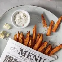 Батат с копченой паприкой и соусом блю-чиз