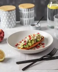 Батат с авокадо, фетой, грецким орехом и гранатом